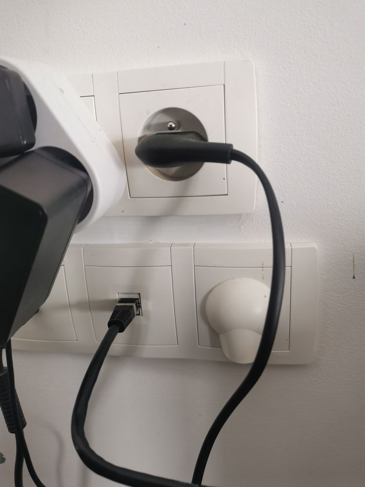 prise  salon  identique dans les chambres