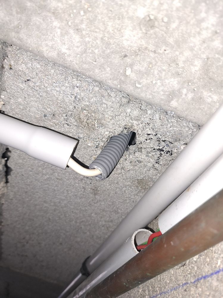 Réalisation d'un passage unique vers l'étage, avant ligne éléctrique.