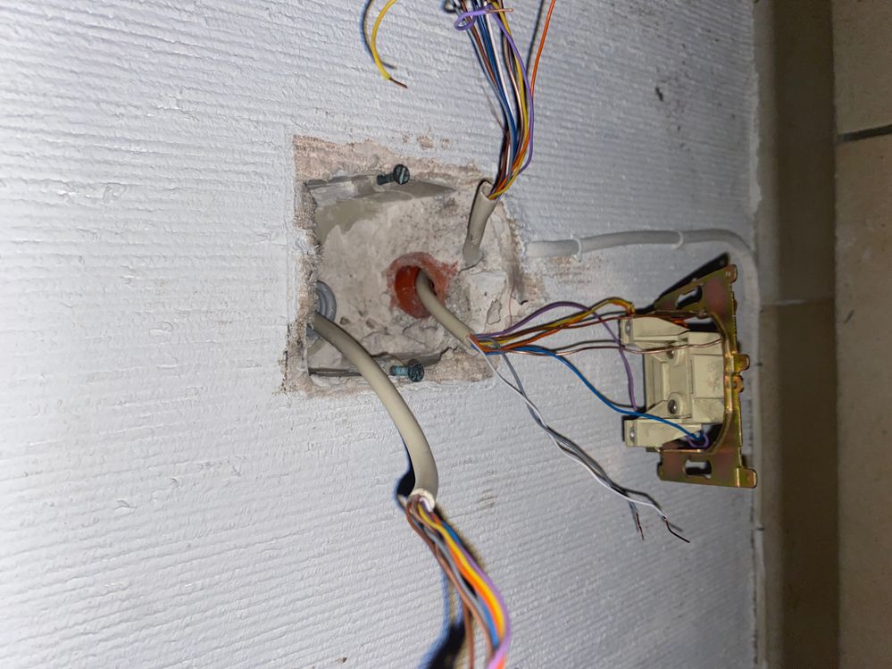 Les trois câble arrivant