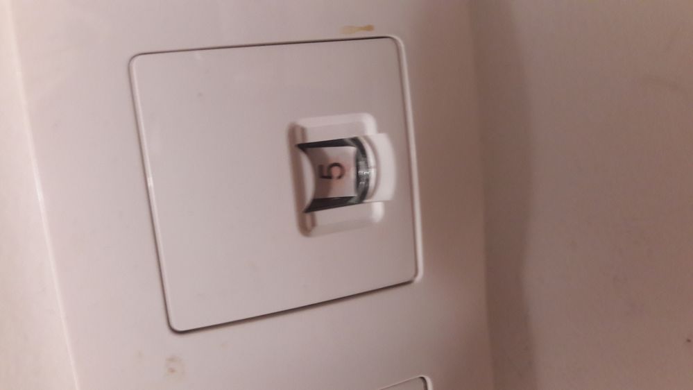 Ca c'est la prise ou je branche mon cable lan tu confirme que c'est bien cet endroit ?