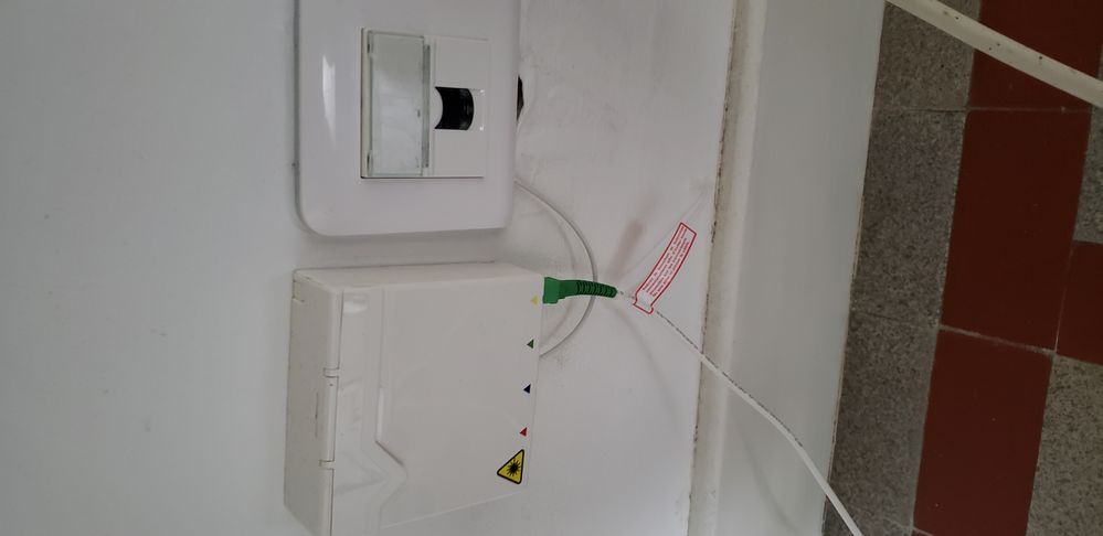 On vois un file qui va dans la prise ethernet il c est repique dessus d apres vous?