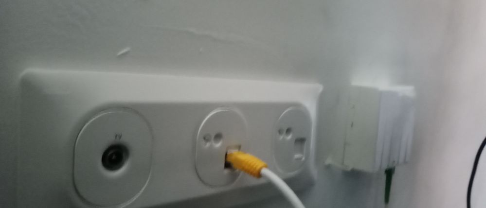 A droite la prise au arrivait l'ADSL. Au milieu avec le câble a embout jaune la prise qui renvoie internet dans les autres pièces de la maison.