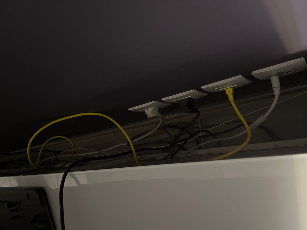 le câble jaune va du mur salon à l’un des ports ethernet de la livebox